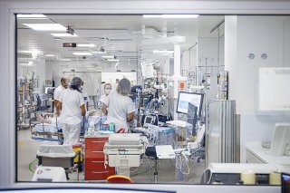 Après quatre ans de travaux, les nouvelles urgences pour adultes des Hôpitaux universitaires de Genève ont été inaugurées mardi. Le service a été réorganisé pour répondre à l'augmentation constante des consultations. KEYSTONE/VALENTIN FLAURAUD